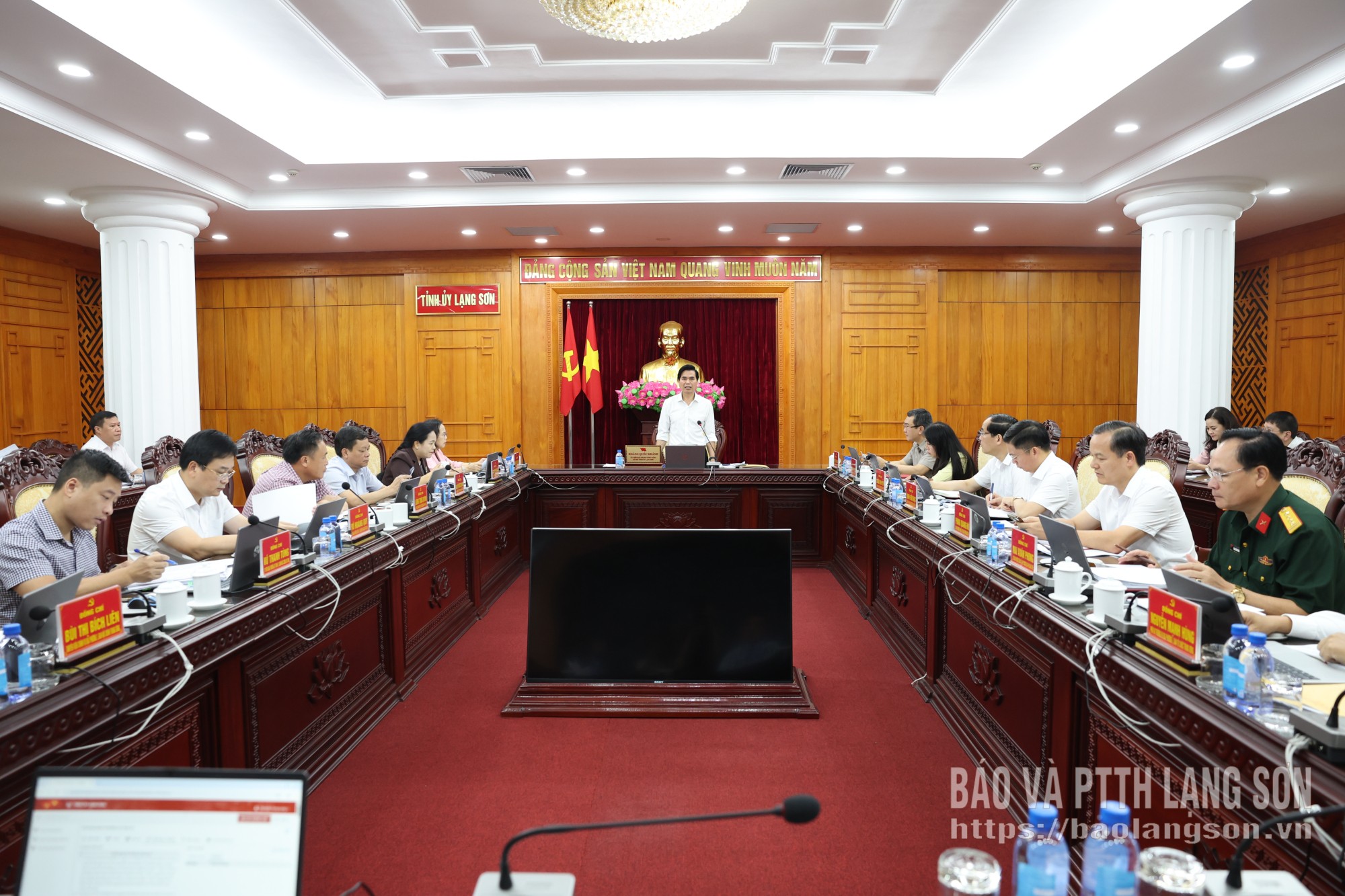 Đồng chí Hoàng Quốc Khánh, Ủy viên Trung ương Đảng, Bí thư Tỉnh ủy quán triệt một số nội dung tại hội nghị