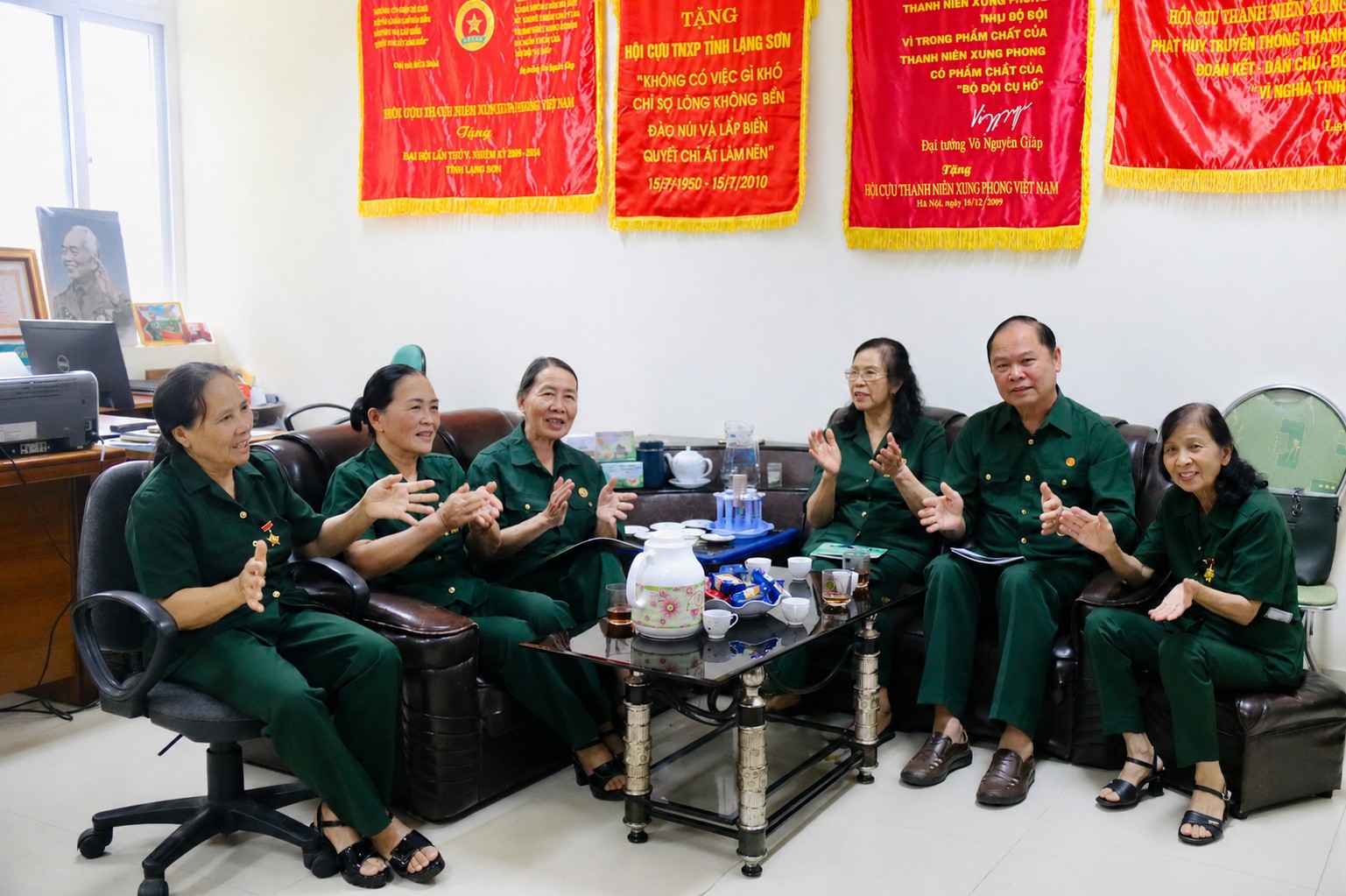 Các cựu thanh niên xung phong cùng hòa ca, ôn lại ký ức một thời (Ảnh: Dương Kim)