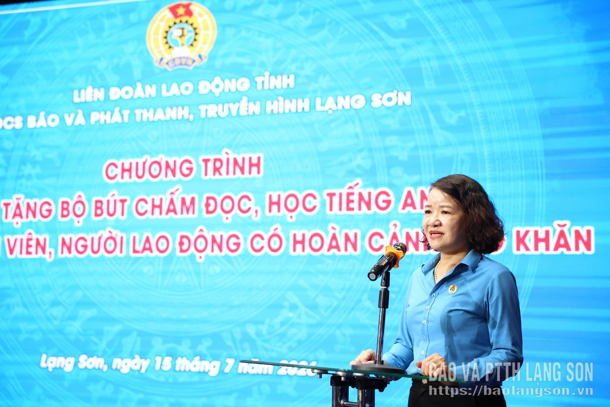 Đồng chí Phó Chủ tịch Ủy ban MTTQ Việt Nam tỉnh, Chủ tịch LĐLĐ tỉnh phát biểu tại chương trình