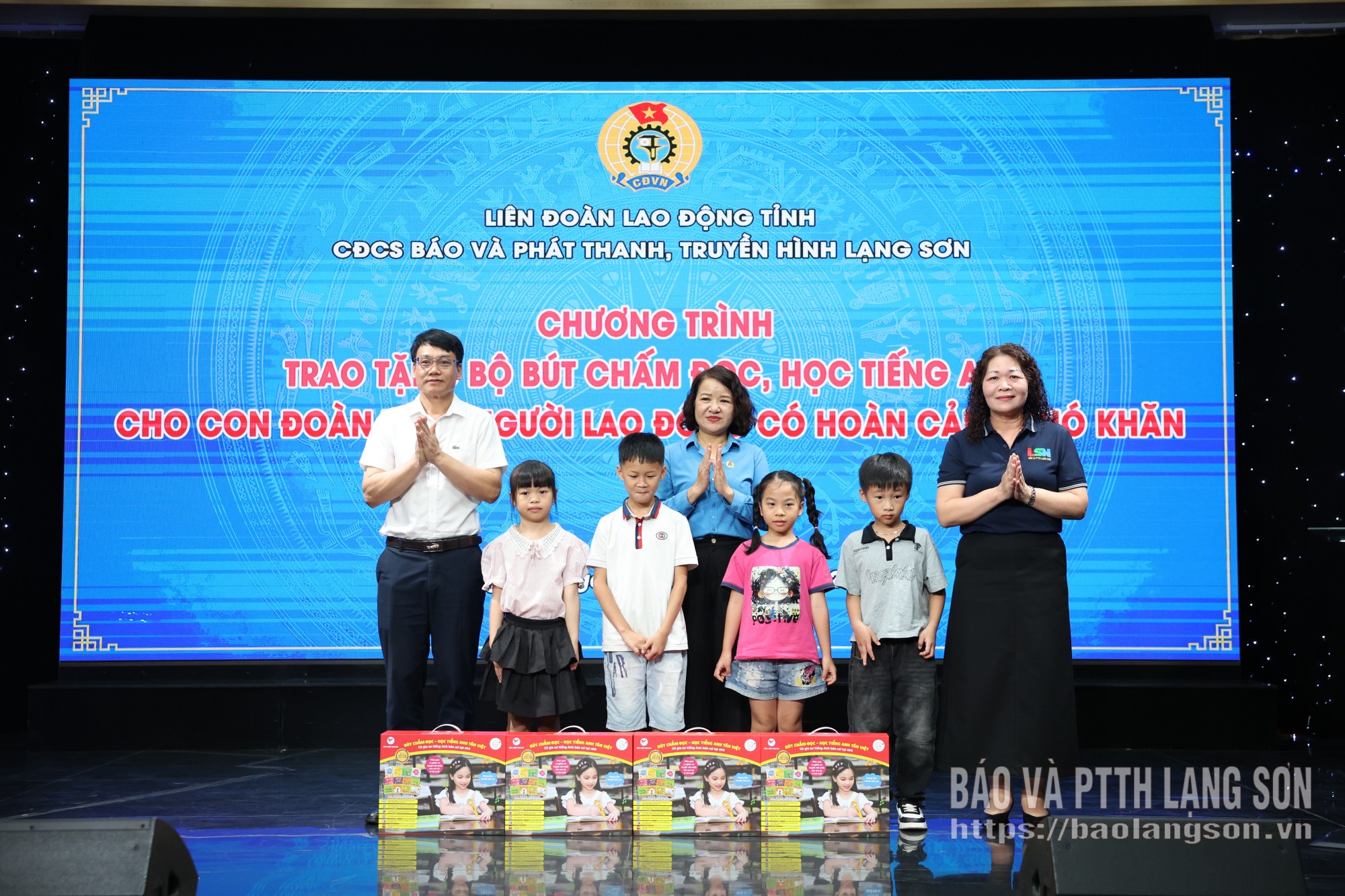 Các cháu thiếu nhi có hoàn cảnh khó khăn nhận bộ bút chấm đọc, học tiếng Anh
