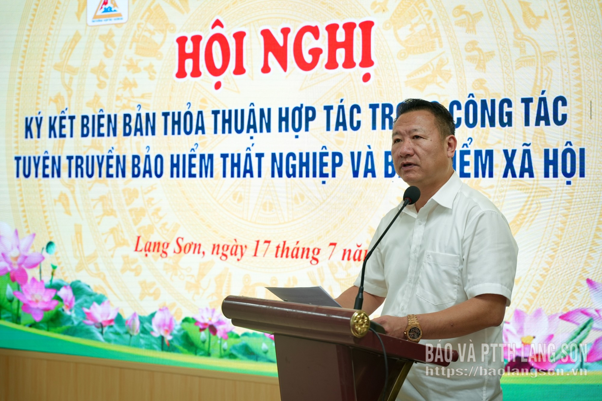 Lãnh đạo Trung tâm dịch vụ việc làm phát biểu tại hội nghị