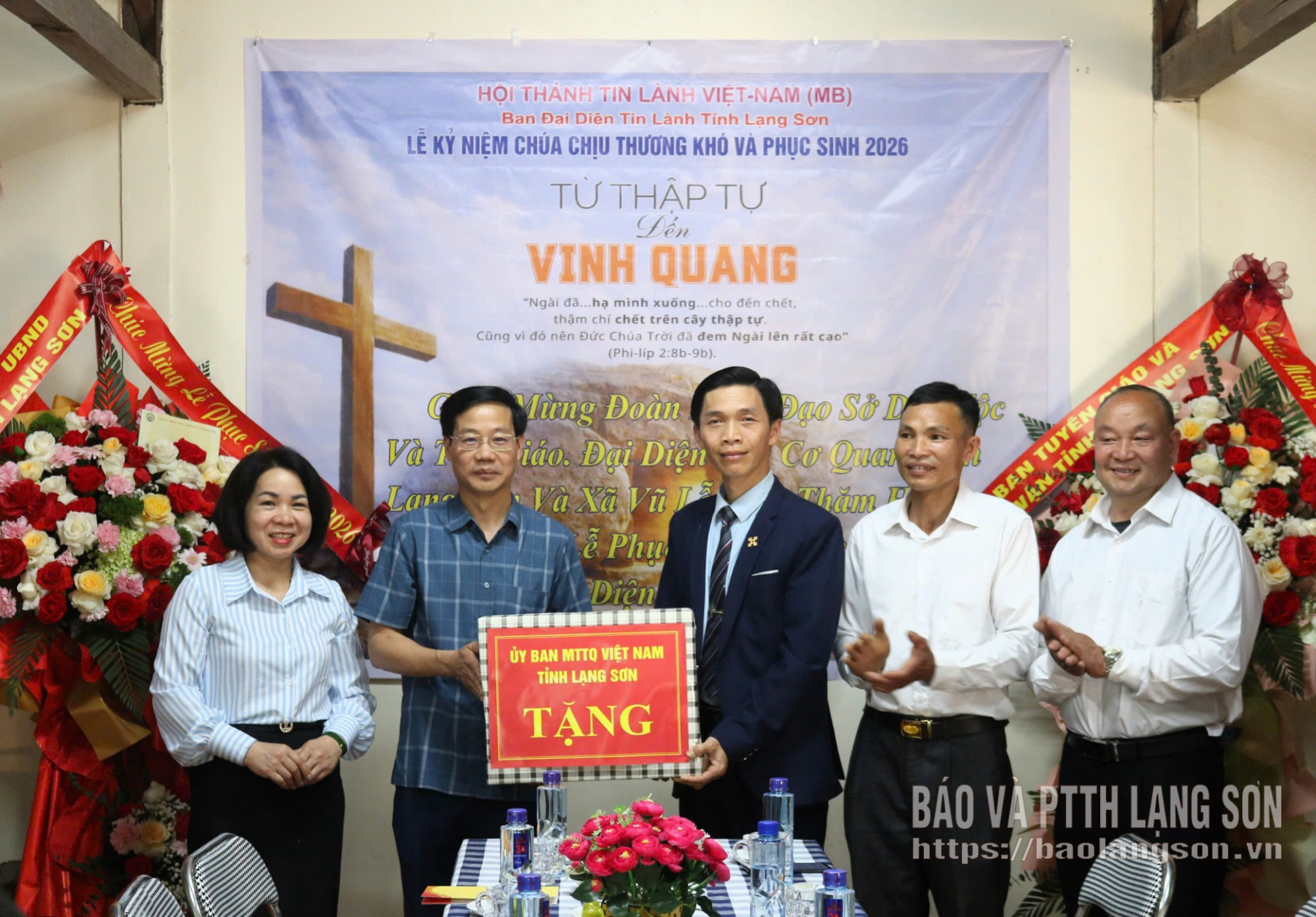 Lãnh đạo Uỷ ban Mặt trận Tổ quốc Việt Nam tỉnh tặng quà Ban Đại diện Tin lành tỉnh Lạng Sơn nhân dịp lễ Phục sinh năm 2026