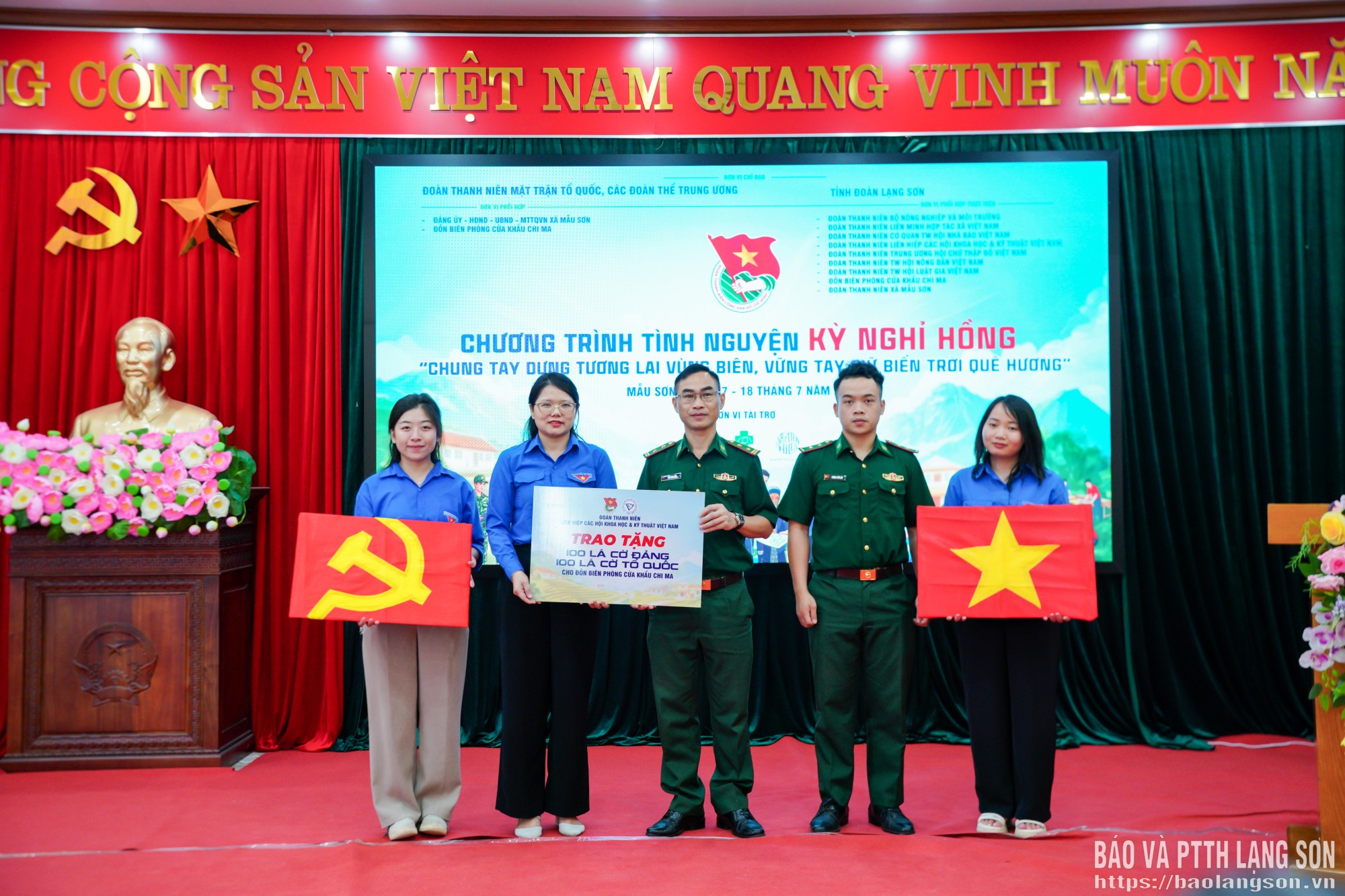 Đại diện Ban Tổ chức trao tặng 100 lá cờ Đảng, 100 lá cờ Tổ quốc cho Đồn Biên phòng Cửa khẩu quốc tế Chi Ma