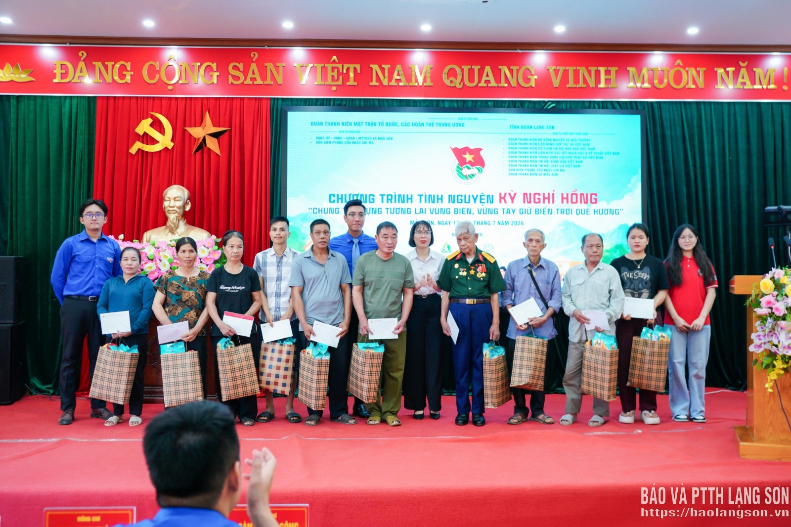 Đại diện Ban Tổ chức trao quà cho các hộ gia đình chính sách