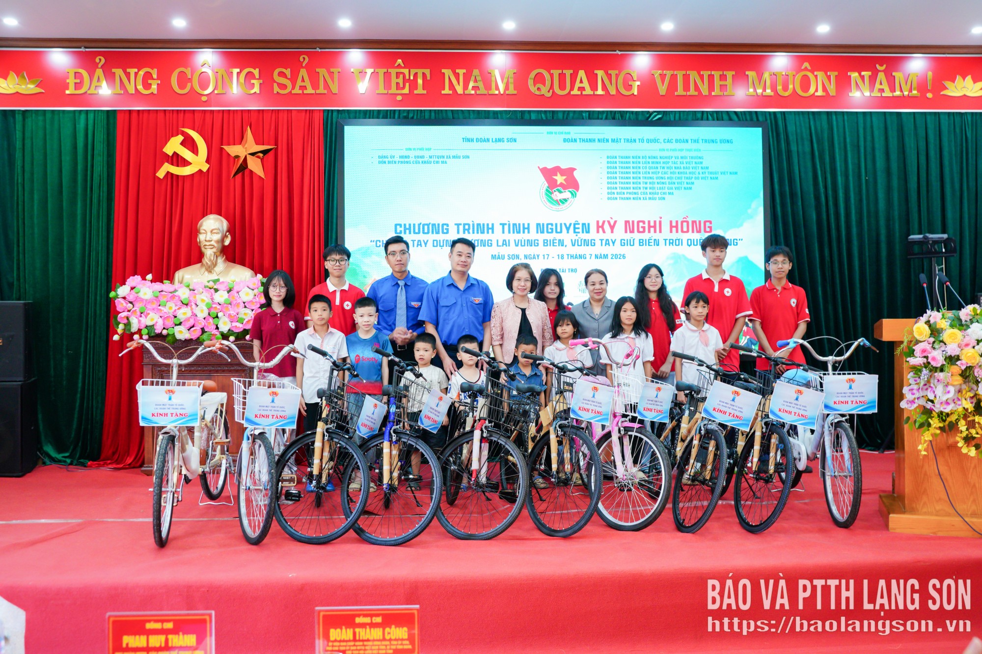 Đại diện Ban Tổ chức trao 10 xe đạp cho học sinh có hoàn cảnh khó khăn