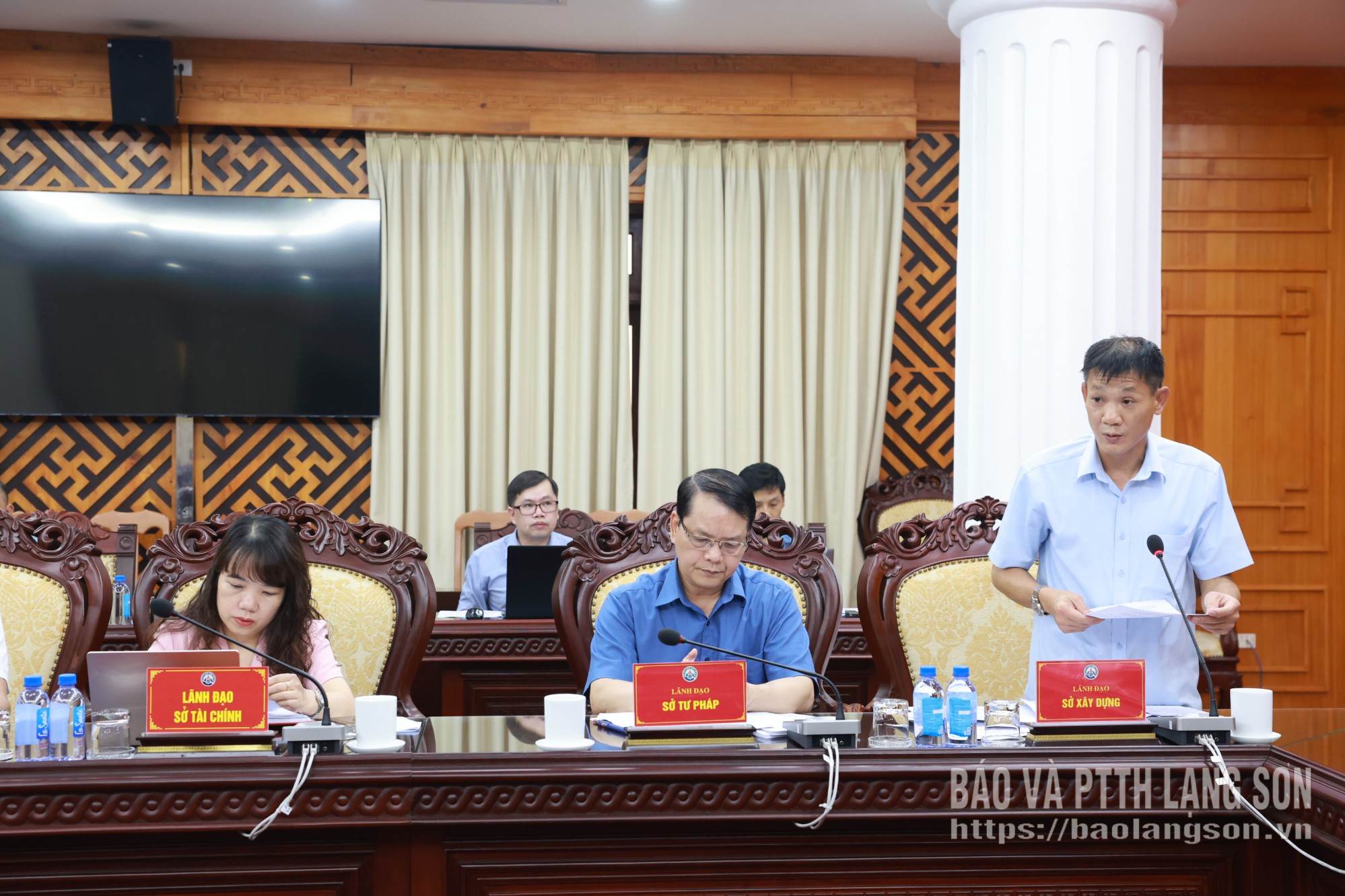 Lãnh đạo Sở Xây dựng báo cáo tình hình thi hành các luật tại chương trình làm việc