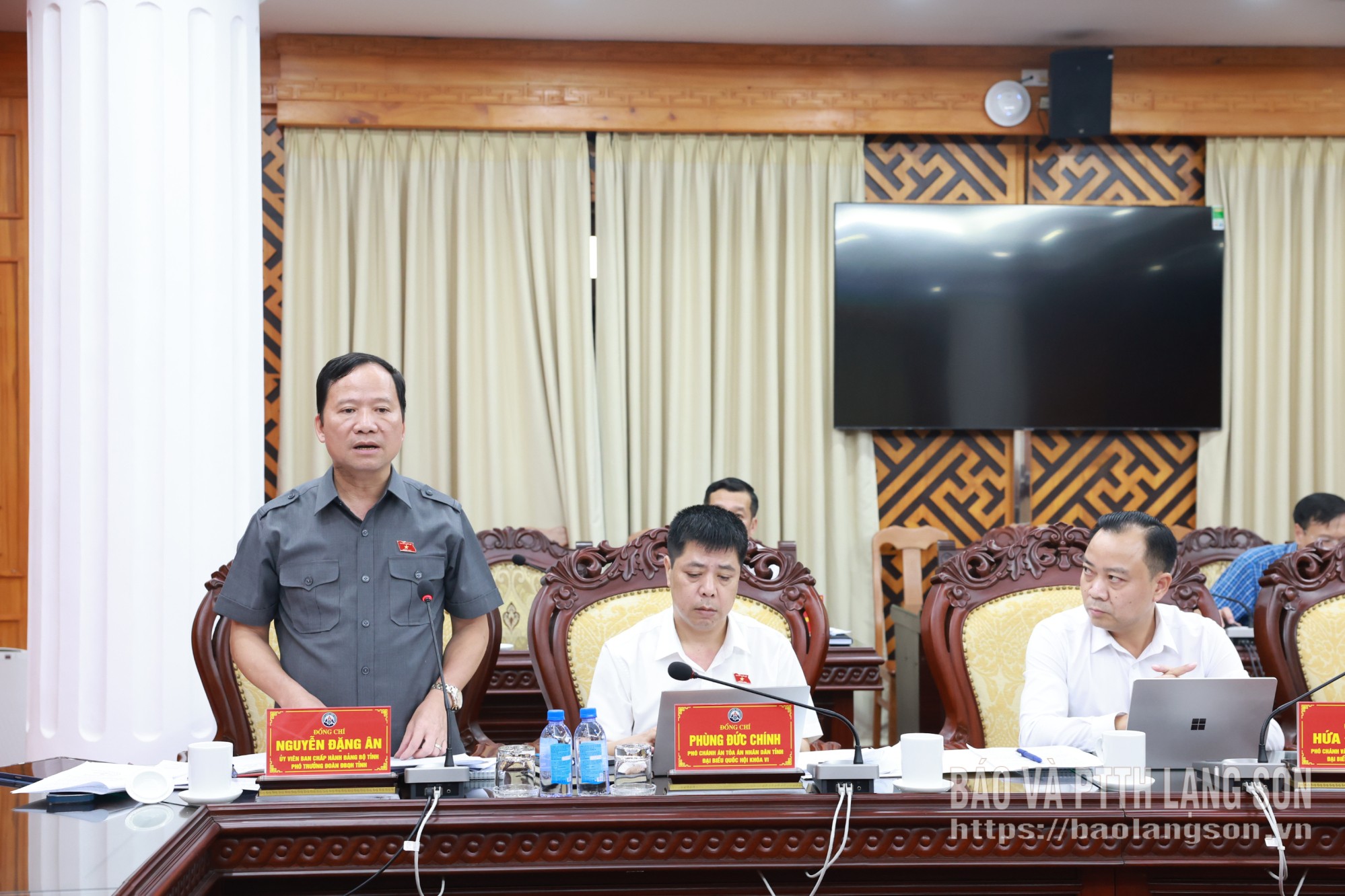 Đồng chí Nguyễn Đặng Ân, Phó Trưởng đoàn chuyên trách Đoàn ĐBQH tỉnh phát biểu ý kiến tại chương trình làm việc
