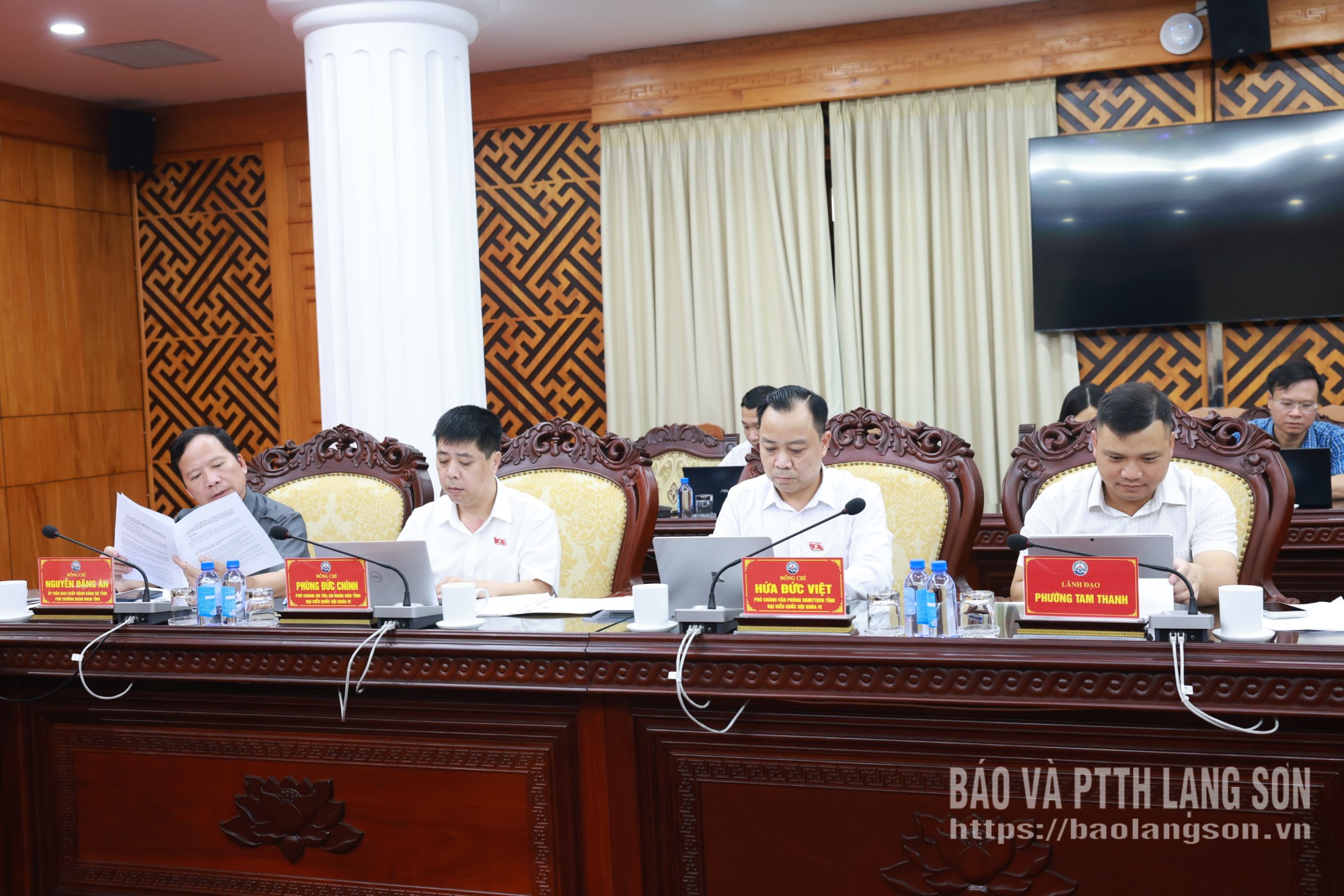 Các đại biểu dự chương trình làm việc