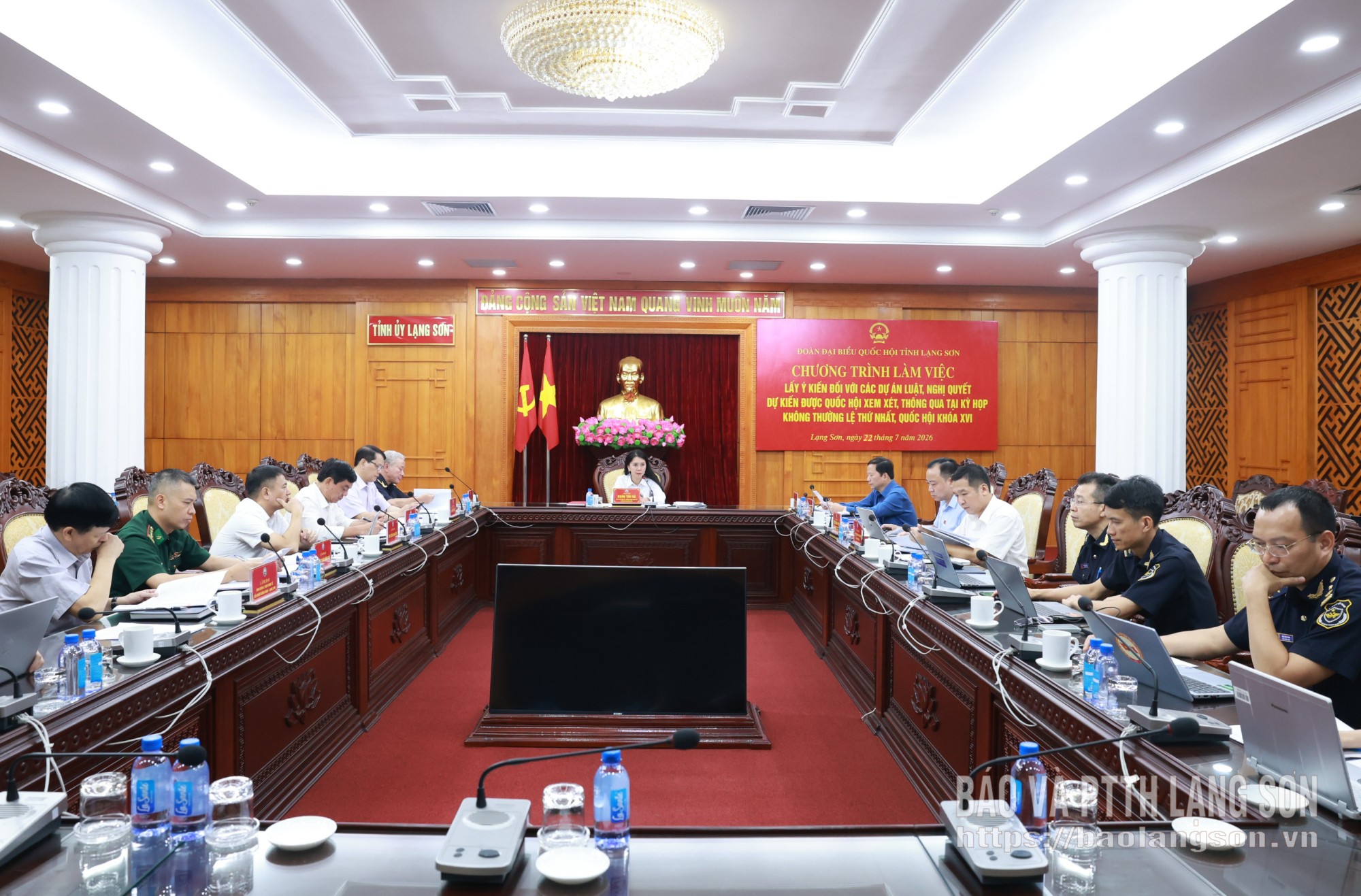 Các đại biểu tham gia chương trình làm việc