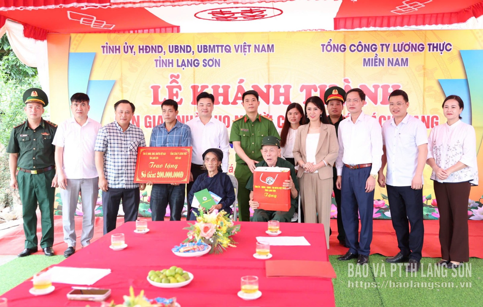 Đồng chí Đoàn Thu Hà, Phó Bí thư Tỉnh ủy, Trưởng Đoàn đại biểu Quốc hội tỉnh, Chủ tịch Ủy ban Mặt trận Tổ quốc Việt Nam tỉnh cùng các thành viên đoàn công tác tặng quà ông Nông Văn Thường, thôn Tam Gia, xã Khuất Xá