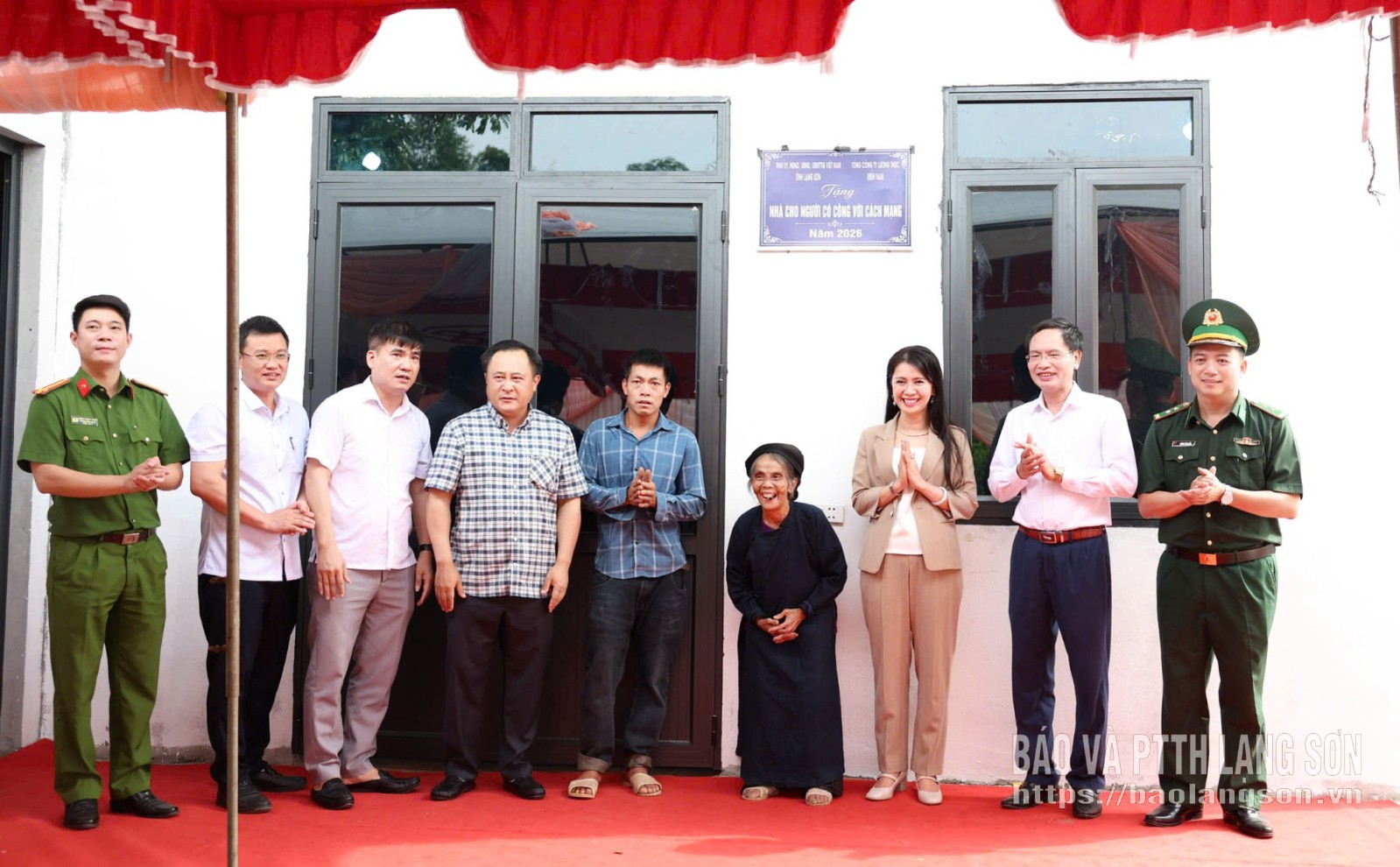 Đồng chí Đoàn Thu Hà, Phó Bí thư Tỉnh ủy, Trưởng Đoàn đại biểu Quốc hội tỉnh, Chủ tịch Ủy ban Mặt trận Tổ quốc Việt Nam tỉnhcùng các đại biểu thực hiện nghi thức khánh thành “Nhà cho người có công với cách mạng” cho gia đình ông Nông Văn Thường, thôn Tam Gia, xã Khuất Xá