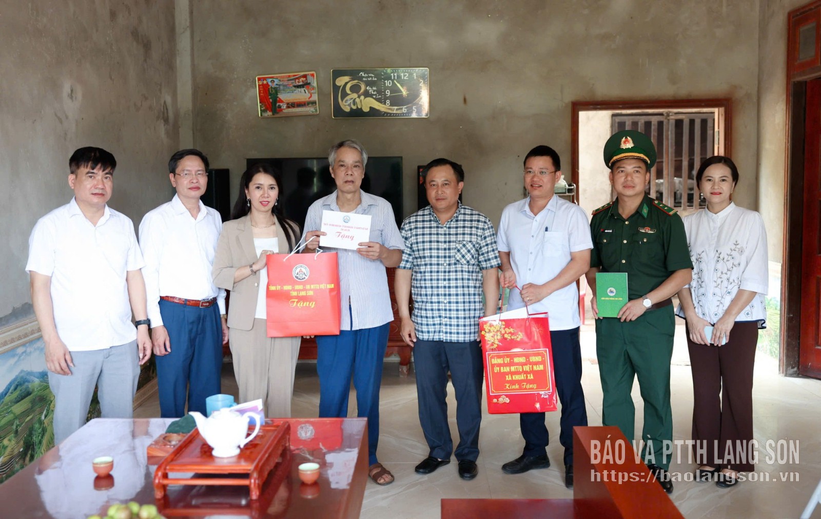 Đồng chí Đoàn Thu Hà, Phó Bí thư Tỉnh ủy, Trưởng Đoàn đại biểu Quốc hội tỉnh, Chủ tịch Ủy ban Mặt trận Tổ quốc Việt Nam tỉnh cùng các thành viên đoàn công tác tặng quà ông Mông Văn Sinh, thôn Tam Gia, xã Khuất Xá