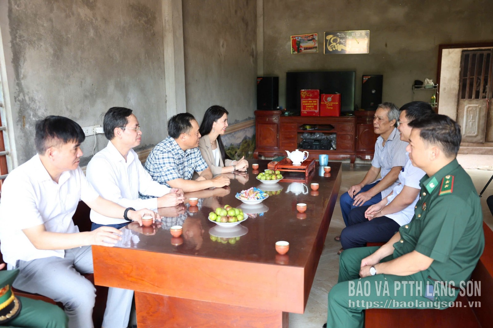 Đồng chí Đoàn Thu Hà, Phó Bí thư Tỉnh ủy, Trưởng Đoàn đại biểu Quốc hội tỉnh, Chủ tịch Ủy ban Mặt trận Tổ quốc Việt Nam tỉnh cùng các thành viên đoàn công tác hỏi thăm sức khoẻ ông Mông Văn Sinh, thôn Tam Gia, xã Khuất Xá