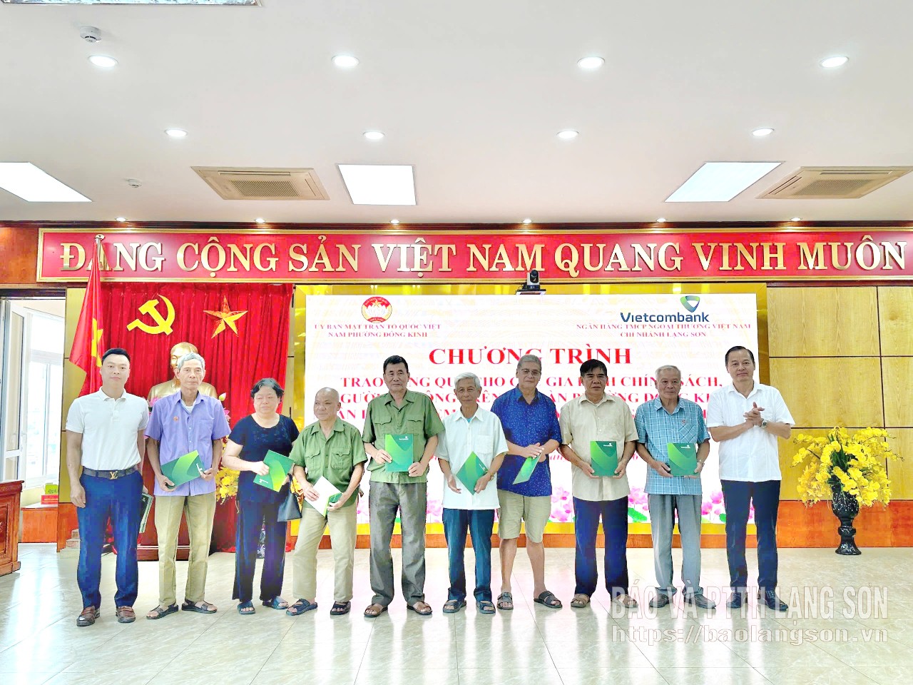 Đồng chí Phùng Quang Hội, Ủy viên Ban Thường vụ Tỉnh ủy, Bí thư Đảng ủy, Chủ tịch HĐND phường Đông Kinh và đại diện Vietcombank Chi nhánh Lạng Sơn tặng quà cho các gia đình chính sách