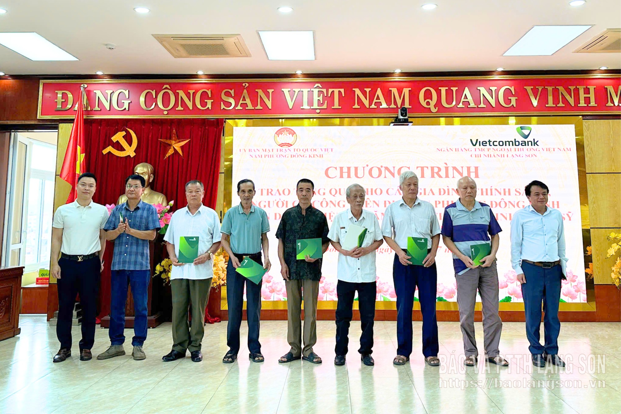 Lãnh đạo HĐND phường Đông Kinh và đại diện Vietcombank Chi nhánh Lạng Sơn tặng quà cho các gia đình chính sách