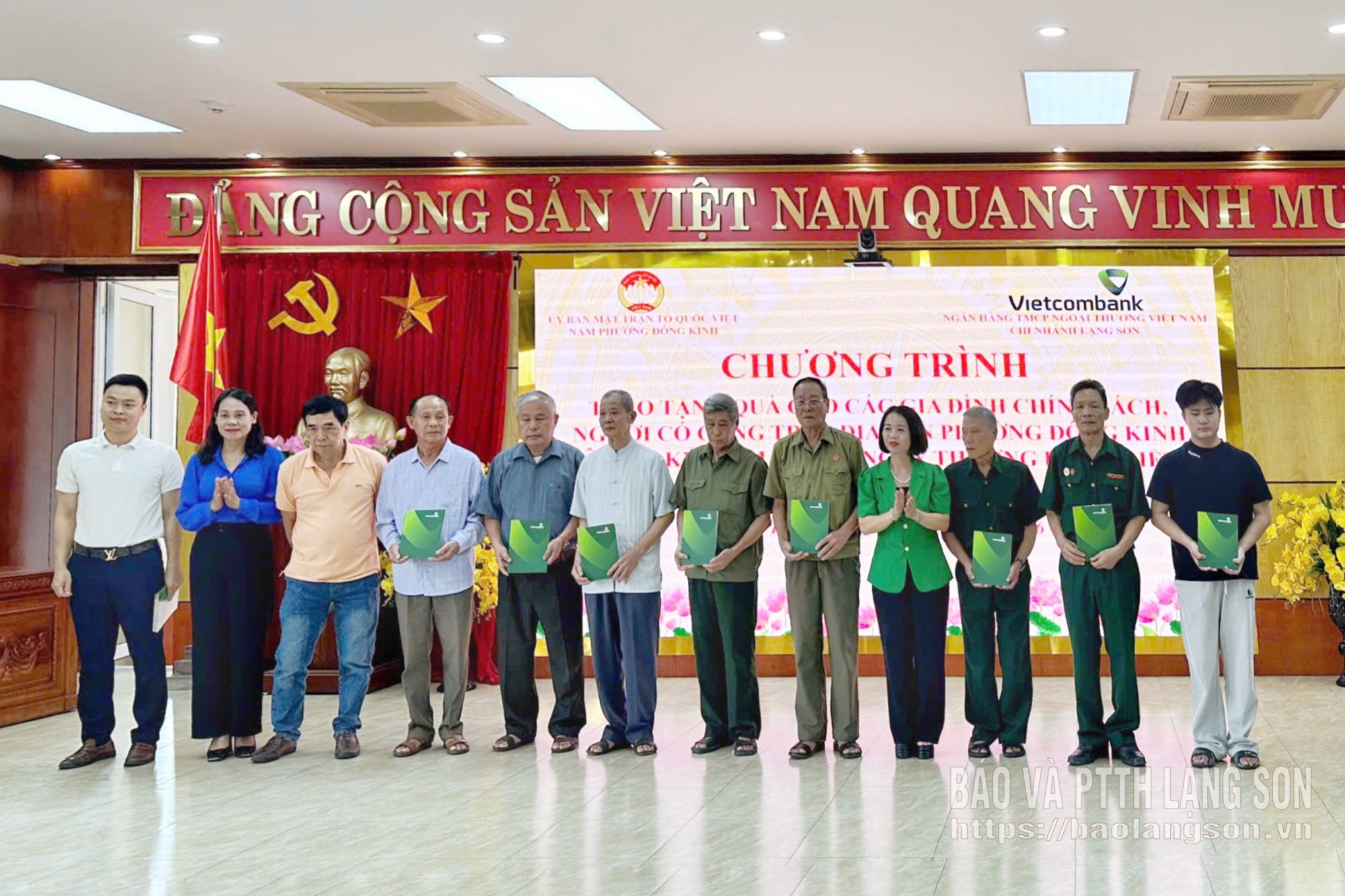 Lãnh đạo UBND, Ủy ban MTTQ Việt Nam phường Đông Kinh và đại diện Vietcombank Chi nhánh Lạng Sơn tặng quà cho các gia đình chính sách