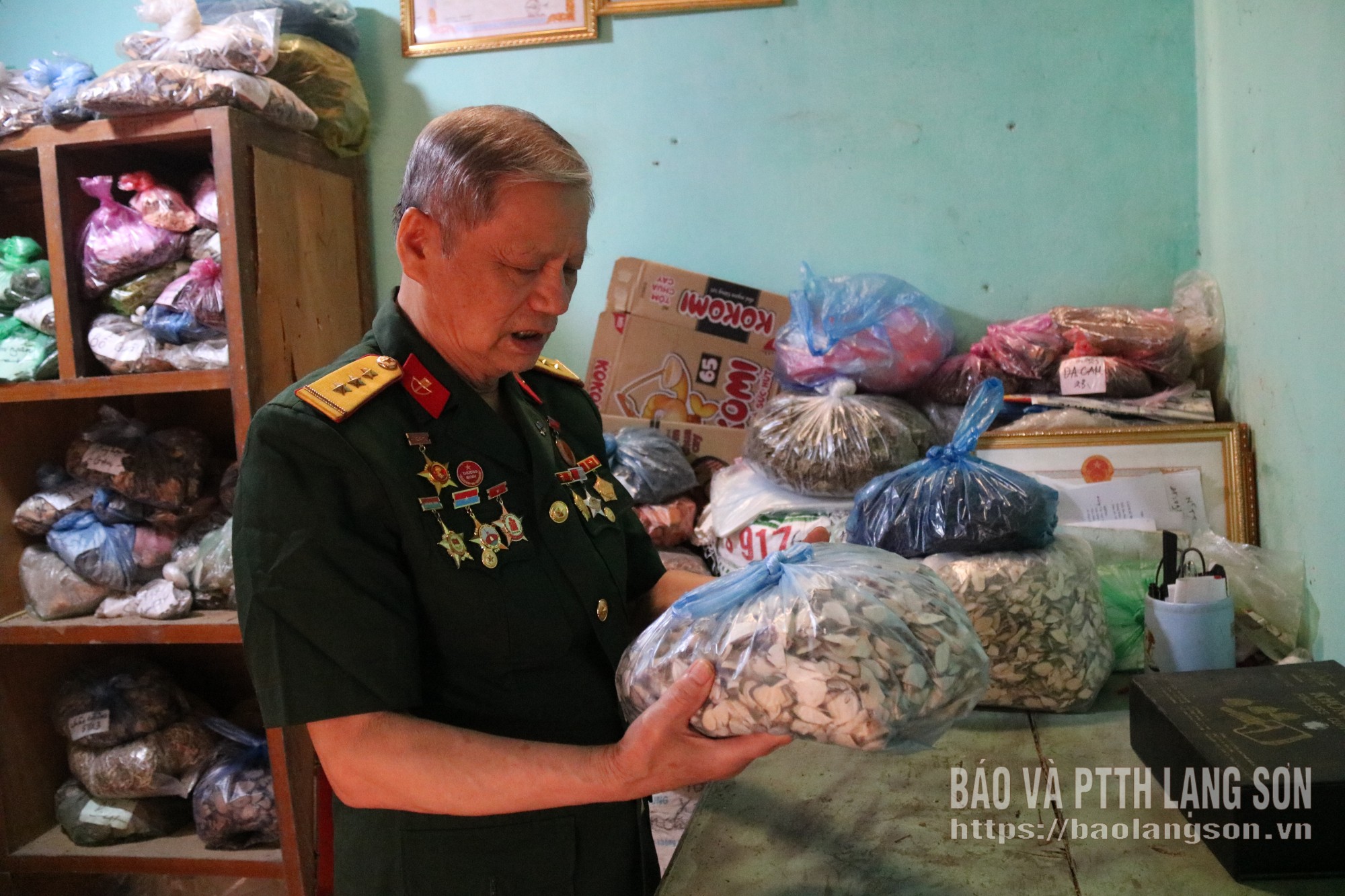 Thương binh Hoàng Quang Minh, phường Tam Thanh gắn bó với y học cổ truyền để chăm sóc sức khỏe cộng đồng