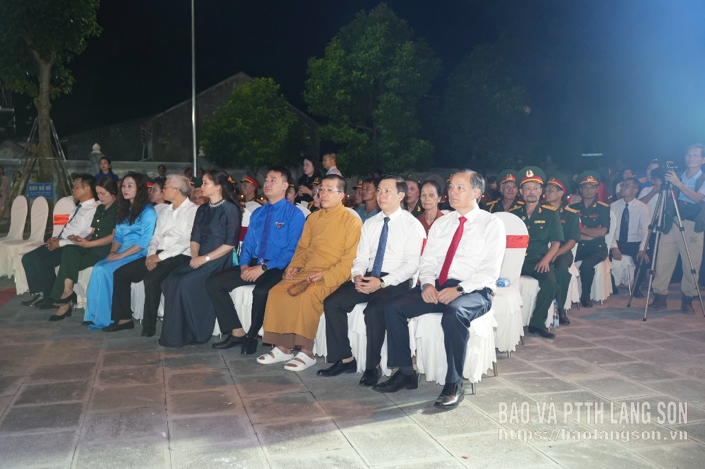 Các đại biểu dự lễ thắp nến tri ân các Anh hùng liệt sĩ