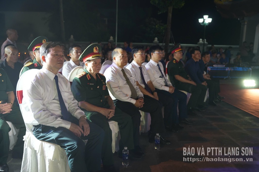 Các đại biểu dự lễ thắp nến tri ân các Anh hùng liệt sĩ