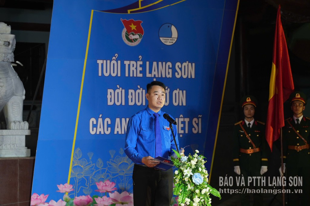 Đồng chí Đoàn Thành Công, Phó Chủ tịch Uỷ Ban MTTQ Việt Nam tỉnh, Bí thư Tỉnh đoàn phát biểu tại lễ thắp nến tri ân các Anh hùng liệt sĩ