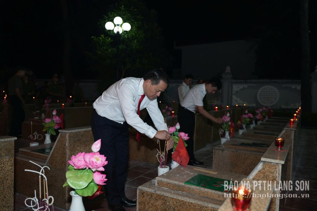 Đồng chí Phùng Quang Hội, Ủy viên Ban Thường vụ Tỉnh ủy, Bí thư Đảng ủy, Chủ tịch HĐND phường Đông Kinh thắp hương tại mộ liệt sĩ