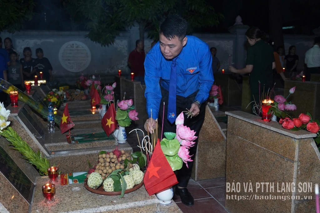 Lãnh đạo Tỉnh đoàn tỉnh thắp hương tại mộ liệt sĩ