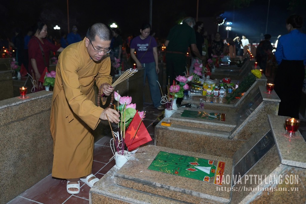 Đại diện Ban Trị sự Giáo hội Phật giáo Việt Nam tỉnh thắp hương tại mộ liệt sĩ
