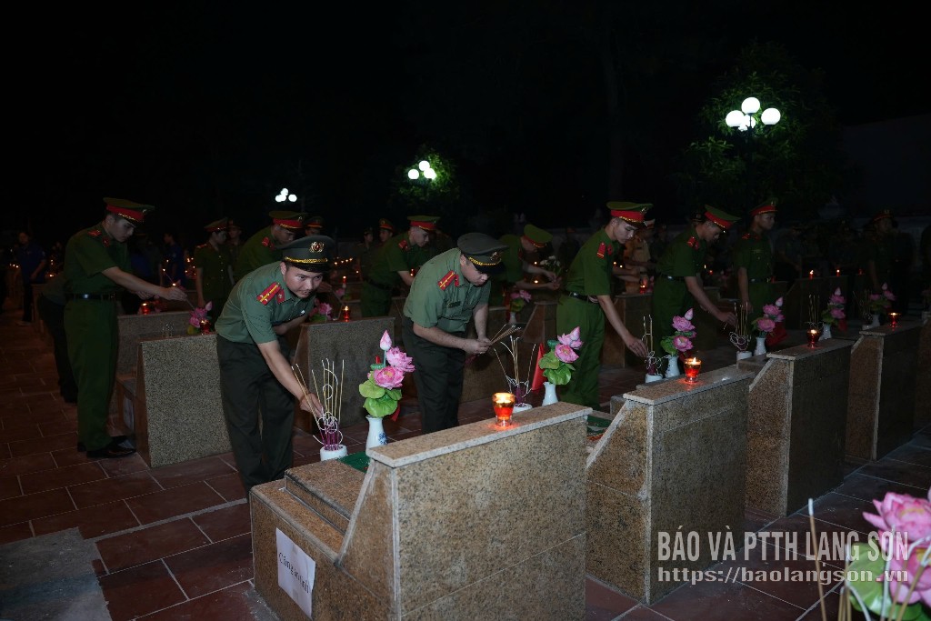 Cán bộ, chiến sĩ Công an tỉnh thắp hương tại mộ liệt sĩ