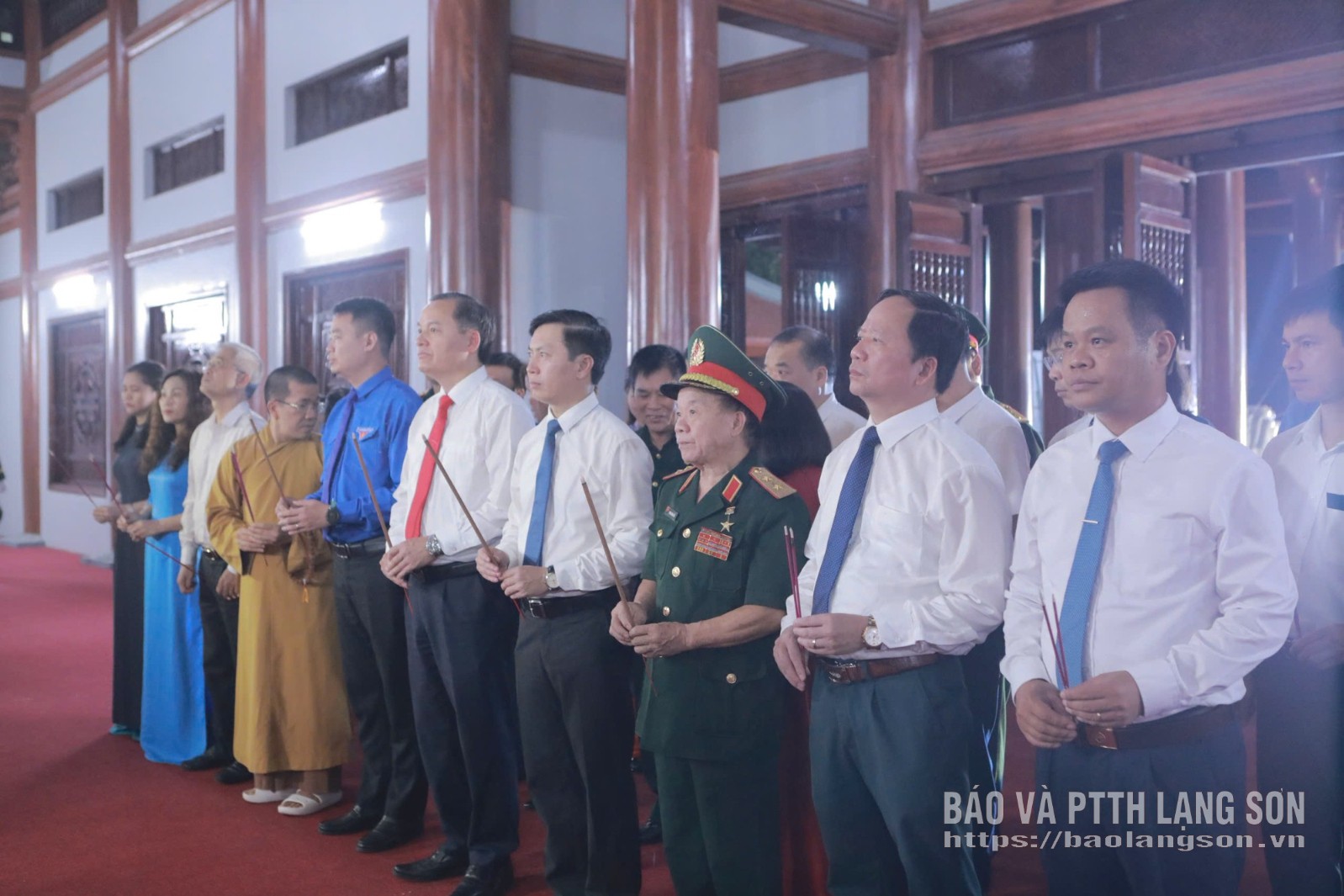 Các đại biểu dâng hương tưởng nhớ các Anh hùng liệt sĩ