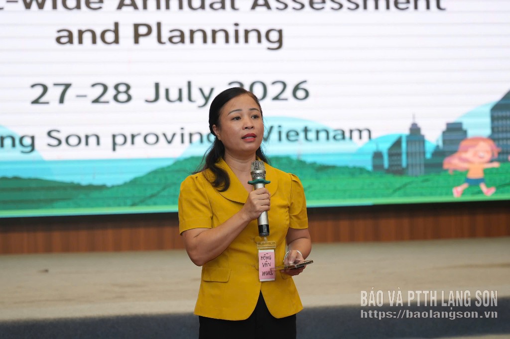 Lãnh đạo Hội LHPN tỉnh Lạng Sơn (Việt Nam) phát biểu tại hội nghị