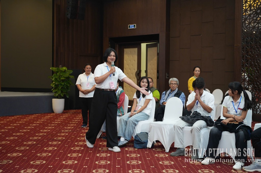 Các đại biểu trao đổi, thảo luận tại hội nghị