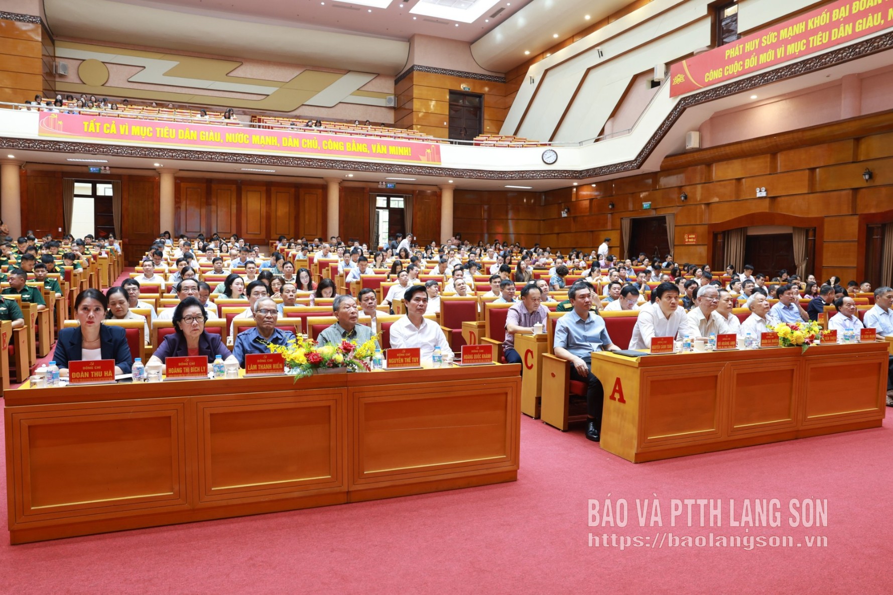 Các đại biểu tham dự hội nghị tại điểm cầu Trung tâm hội nghị tỉnh