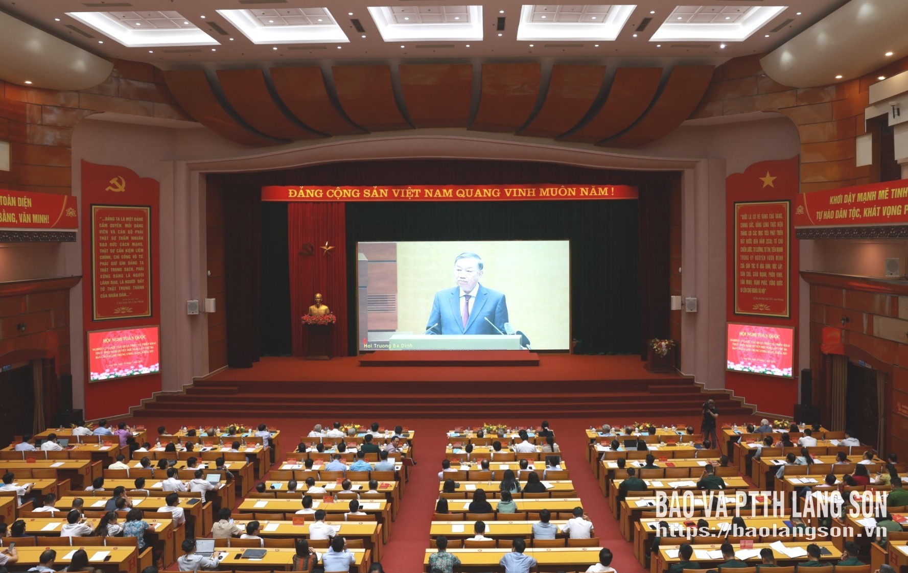 Các đại biểu tại điểm cầu Trung tâm hội nghị tỉnh Lạng Sơn nghe đồng chí Tổng Bí thư, Chủ tịch nước Tô Lâm phát biểu tại hội nghị