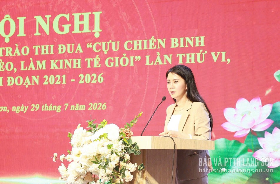 Đồng chí Đoàn Thu Hà, Phó Bí thư Tỉnh uỷ, Trưởng Đoàn Đại biểu Quốc hội tỉnh, Chủ tịch Uỷ ban MTTQ Việt Nam tỉnh phát biểu tại hội nghị