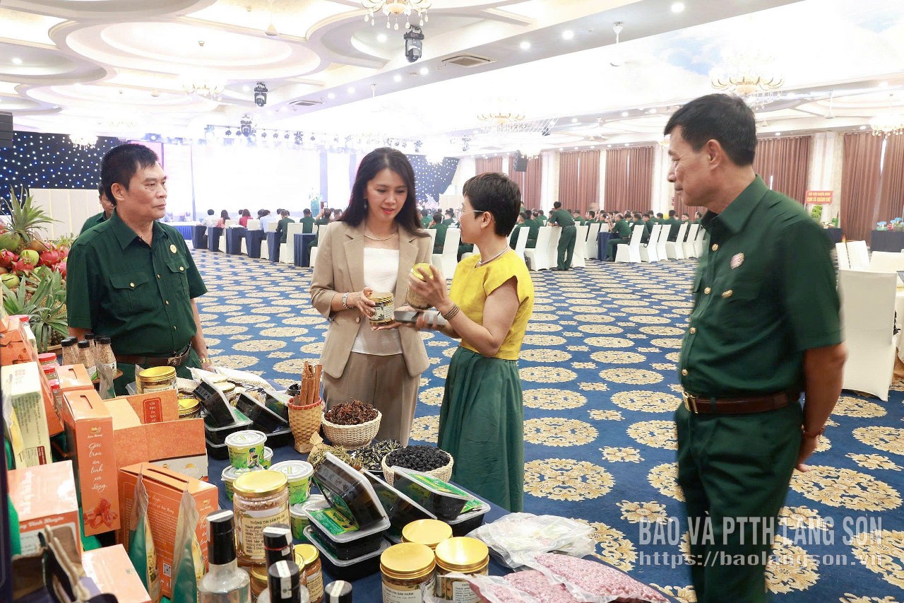 Đồng chí Đoàn Thu Hà, Phó Bí thư Tỉnh uỷ, Trưởng Đoàn Đại biểu Quốc hội tỉnh, Chủ tịch Uỷ ban MTTQ Việt Nam tỉnh cùng các đại biểu tham quan các gian hàng tại hội nghị