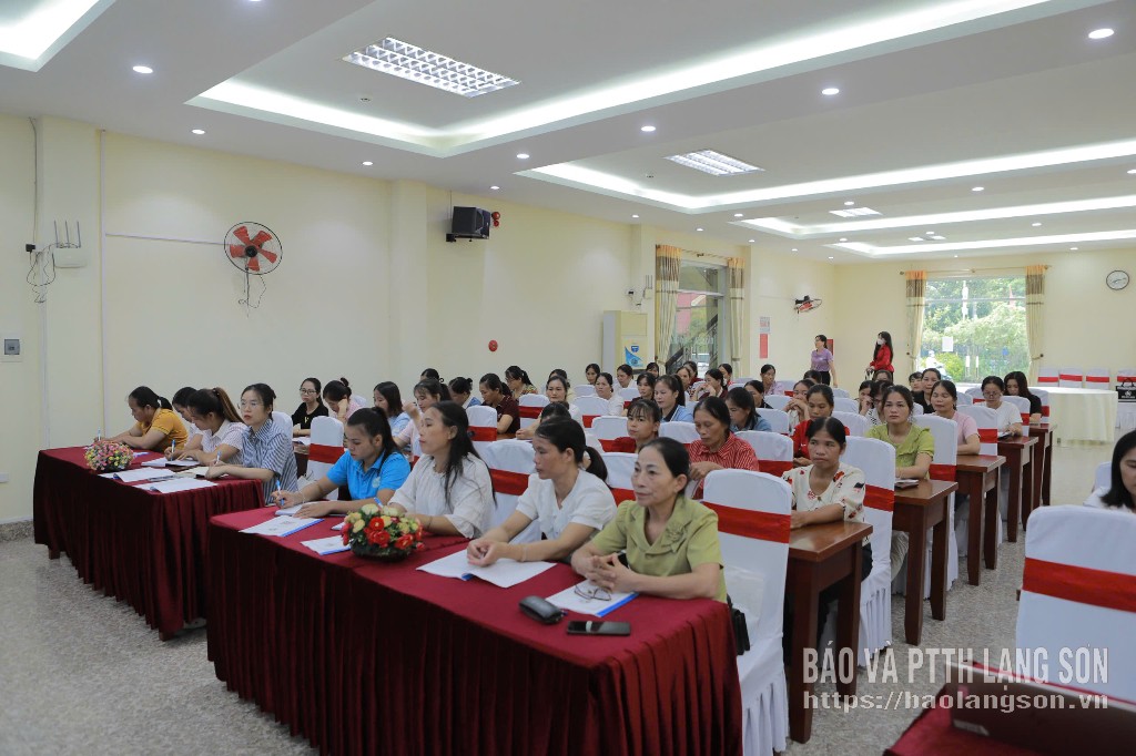 Các chi hội trưởng phụ nữ tham gia lớp bồi dưỡng