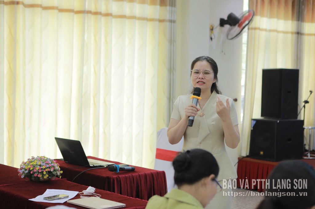 Báo cáo viên Hội LHPN tỉnh trao đổi các nội dung chuyên đề