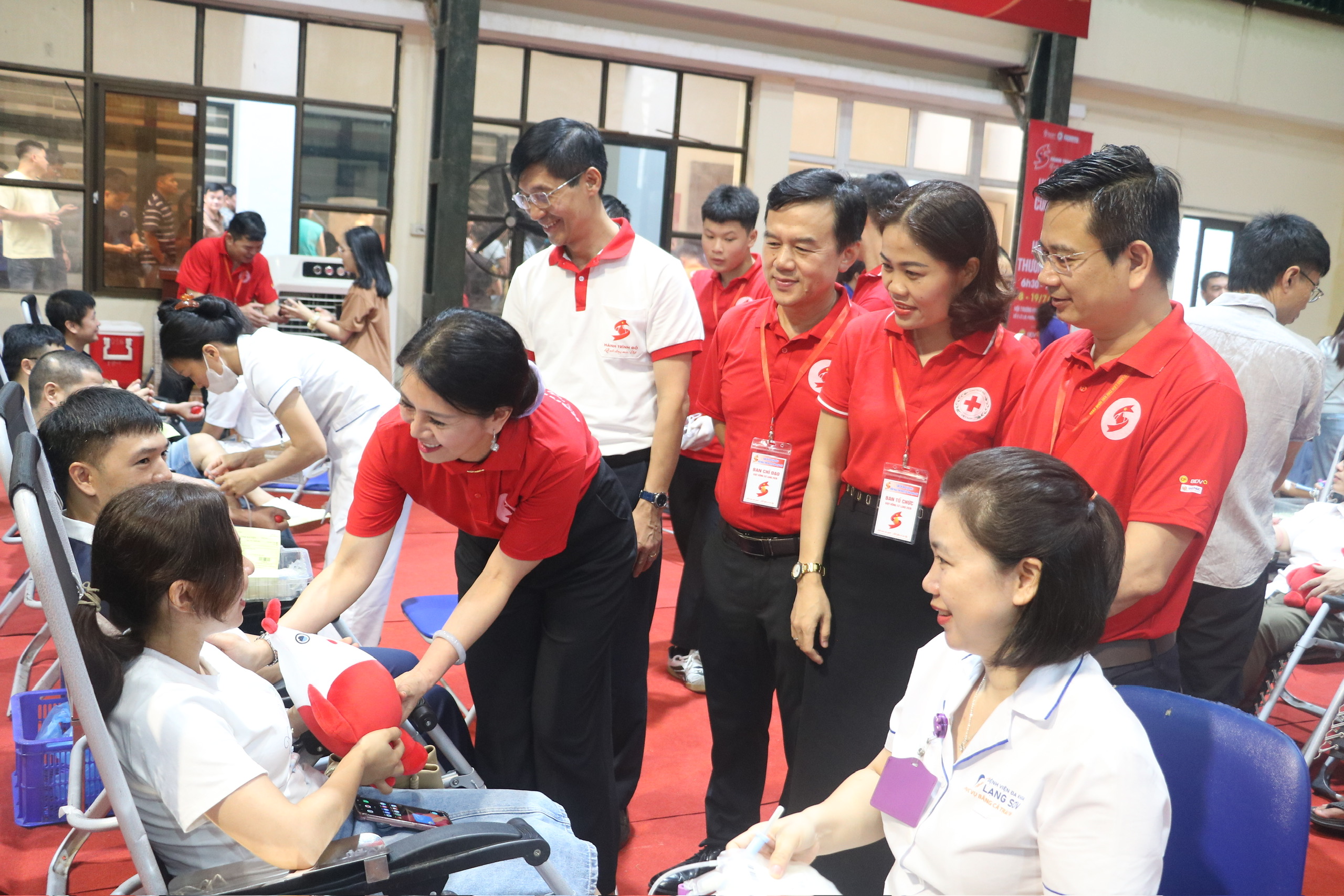 Đồng chí Đoàn Thu Hà, Phó Bí thư Tỉnh ủy, Trưởng Đoàn đại biểu Quốc hội tỉnh, Chủ tịch Ủy ban MTTQ Việt Nam tỉnh, Chủ tịch Danh dự Hội Chữ thập đỏ tỉnh thăm hỏi, động viên người tham gia hiến máu tình nguyện, ghi nhận nghĩa cử cao đẹp và khích lệ tinh thần sẻ chia vì cộng đồng, góp phần lan tỏa phong trào hiến máu cứu người.