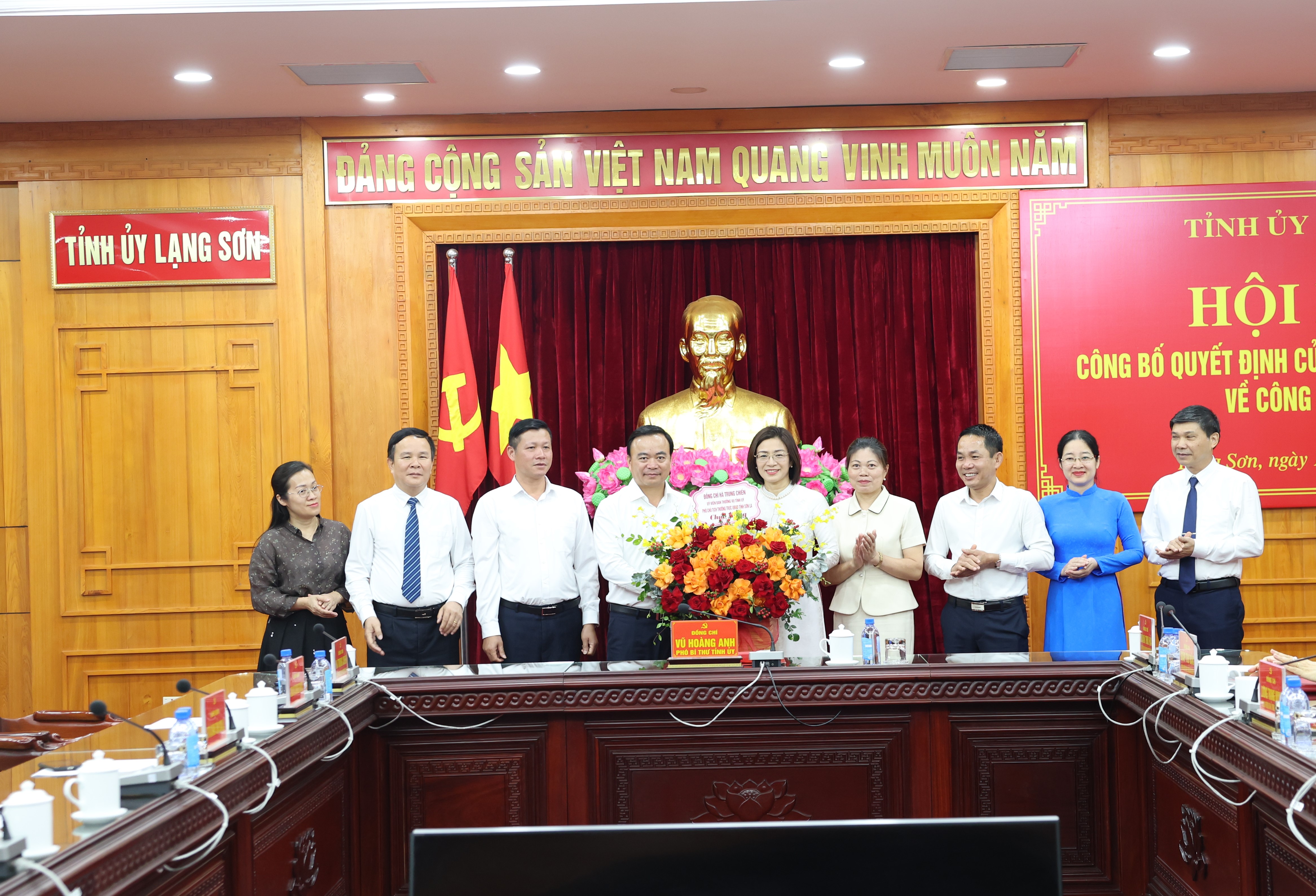 Đồng chí Hà Trung Chiến, Ủy viên Ban Thường vụ Tỉnh ủy, Phó Chủ tịch Thường trực UBND tỉnh Sơn La và lãnh đạo các sở, ngành của tỉnh tặng hoa chúc mừng đồng chí Phạm Thị Doan