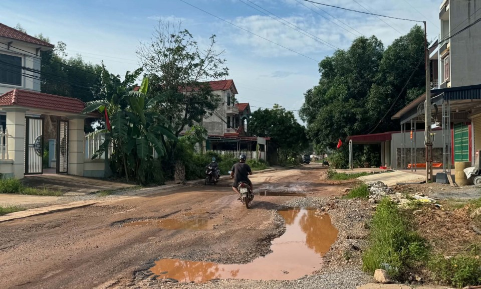 Gập ghềnh đường tỉnh 242