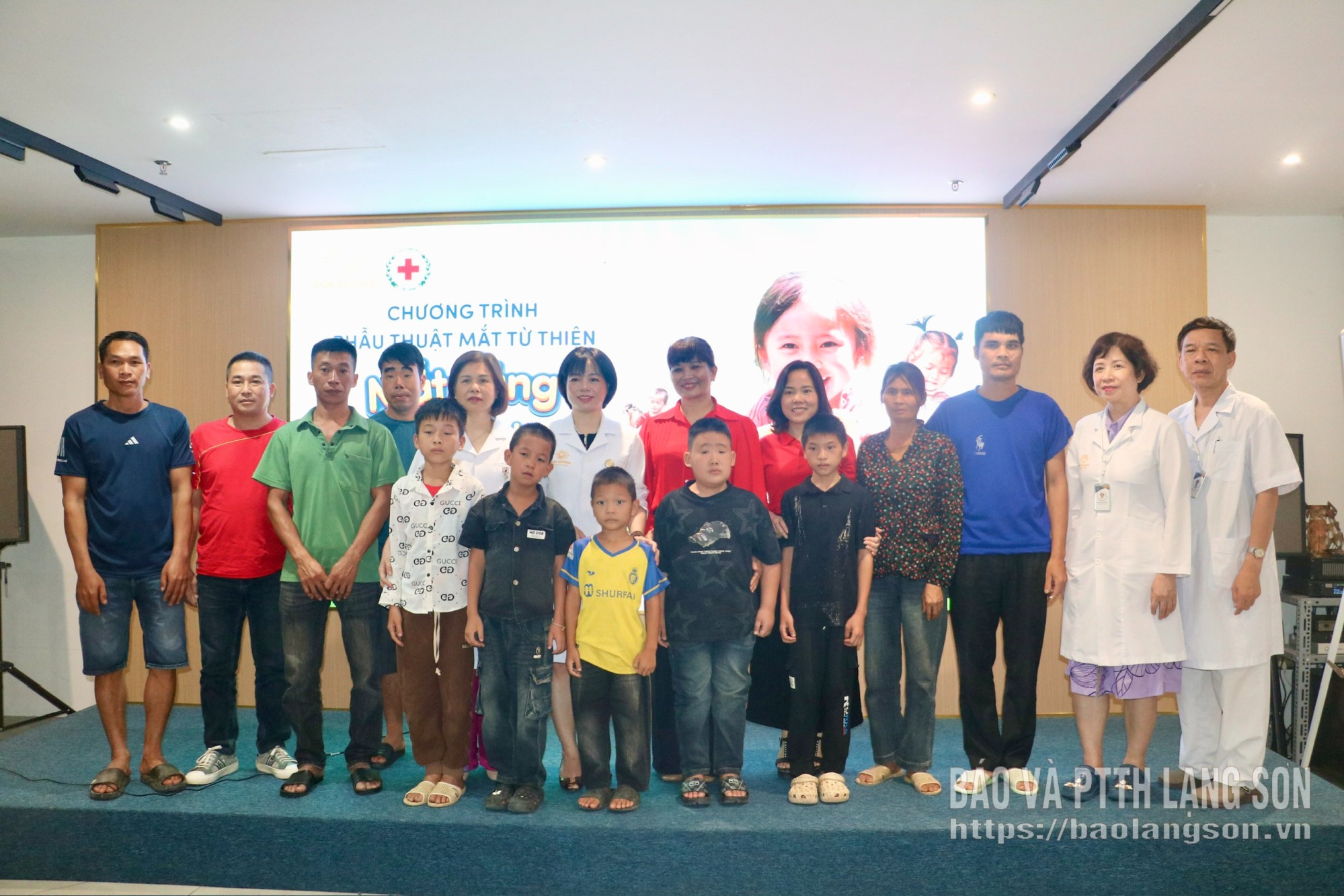 Đại diện Hội Chữ thập đỏ tỉnh và Bệnh viện Mắt Ánh Dương chụp ảnh lưu niệm cùng các trẻ có hoàn cảnh khó khăn được tham gia chương trình