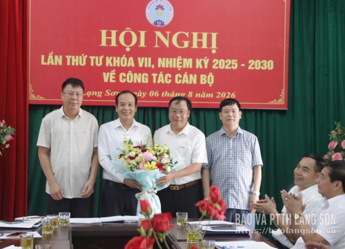 Lãnh đạo Liên minh HTX tỉnh tặng hoa chúc mừng đồng chí Nguyễn Hữu Hải
