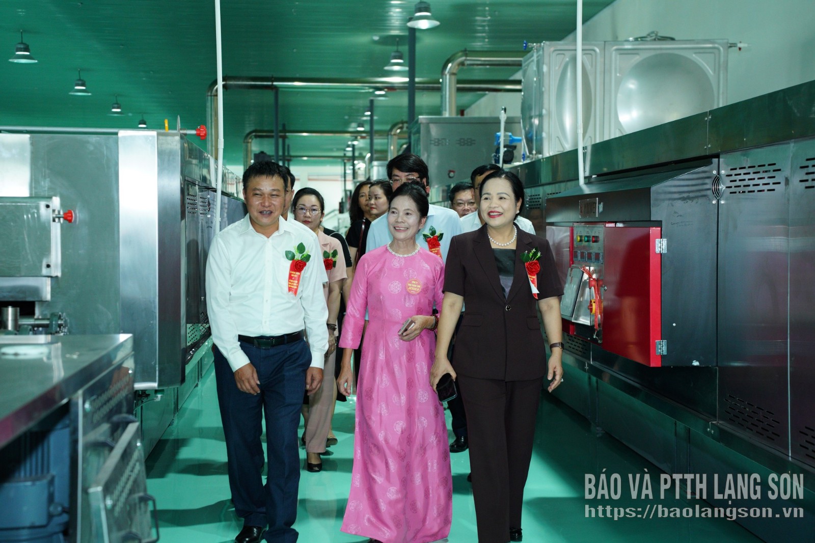 Các đại biểu tham quan khu vực sản xuất tại nhà máy mới của Công ty
