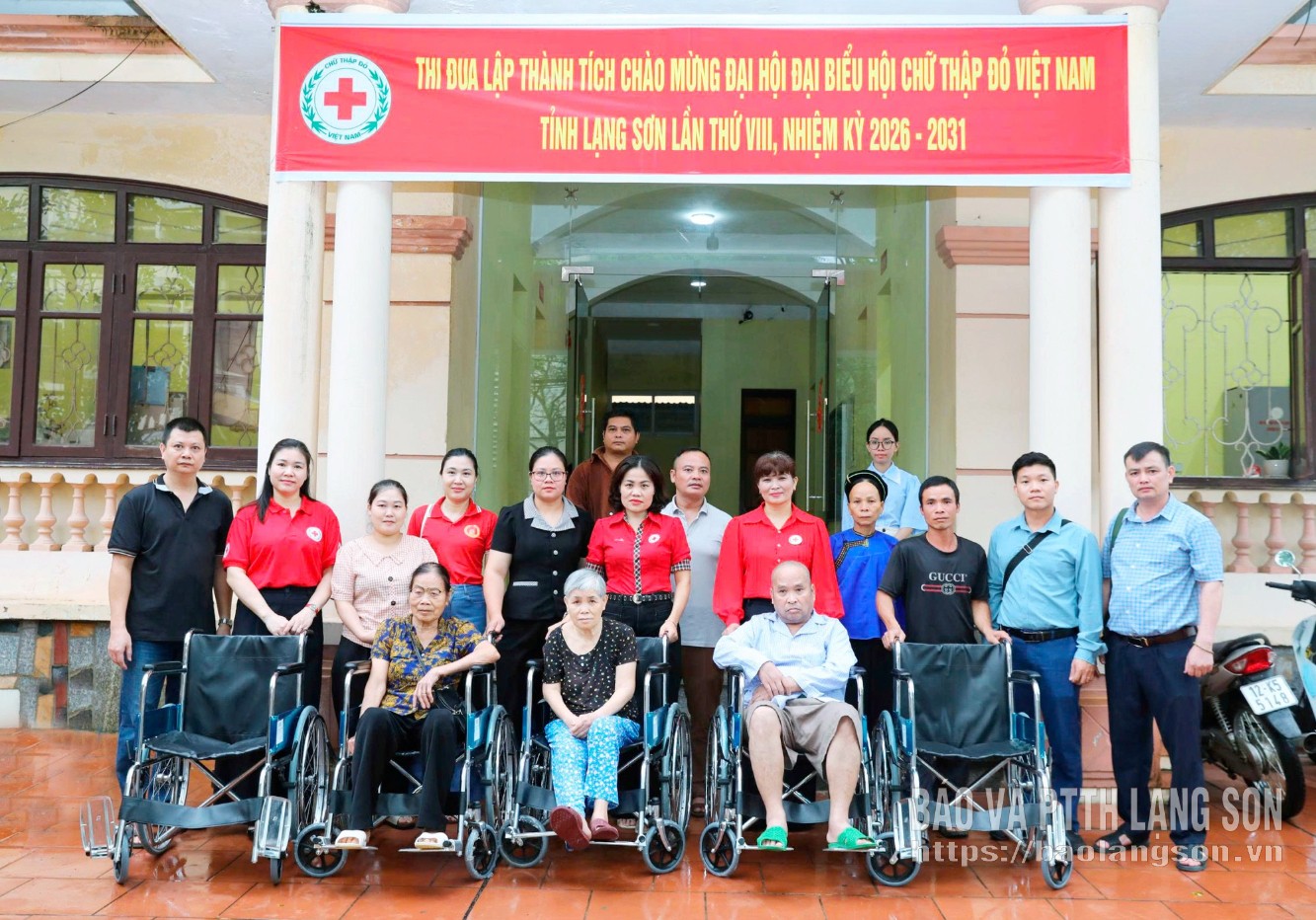 Lãnh đạo Hội Chữ thập đỏ tỉnh trao tặng xe lăn cho các nạn nhân chất độc da cam và người khuyết tật