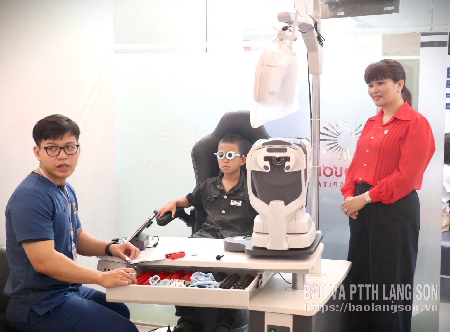 Lãnh đạo Hội Chữ thập đỏ tỉnh thăm hỏi, động viên trẻ có hoàn cảnh khó khăn được tham gia chương trình khám,  phẫu thuật mắt miễn phí