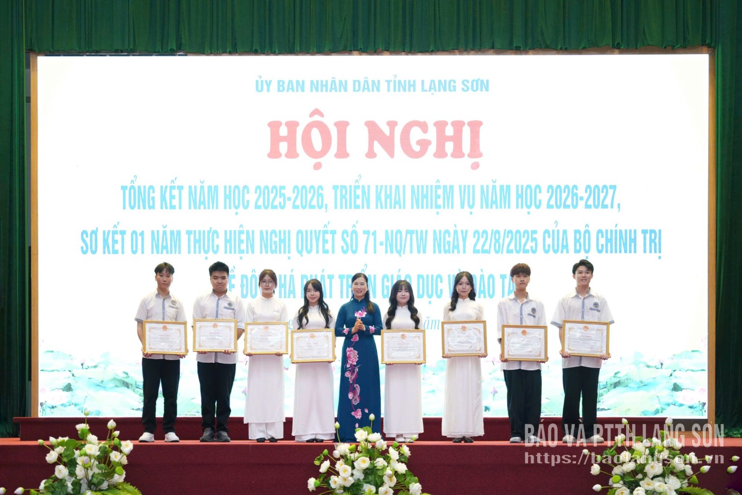 Các học sinh tiêu biểu được nhận Bằng khen của UBND tỉnh
