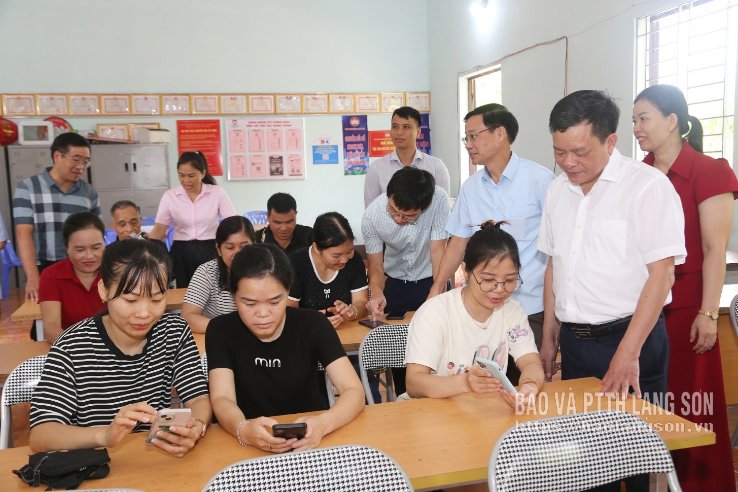 Đoàn kiểm tra khảo sát thực tế Tổ công nghệ số cộng đồng tại thôn Bình An, xã Đình Lập