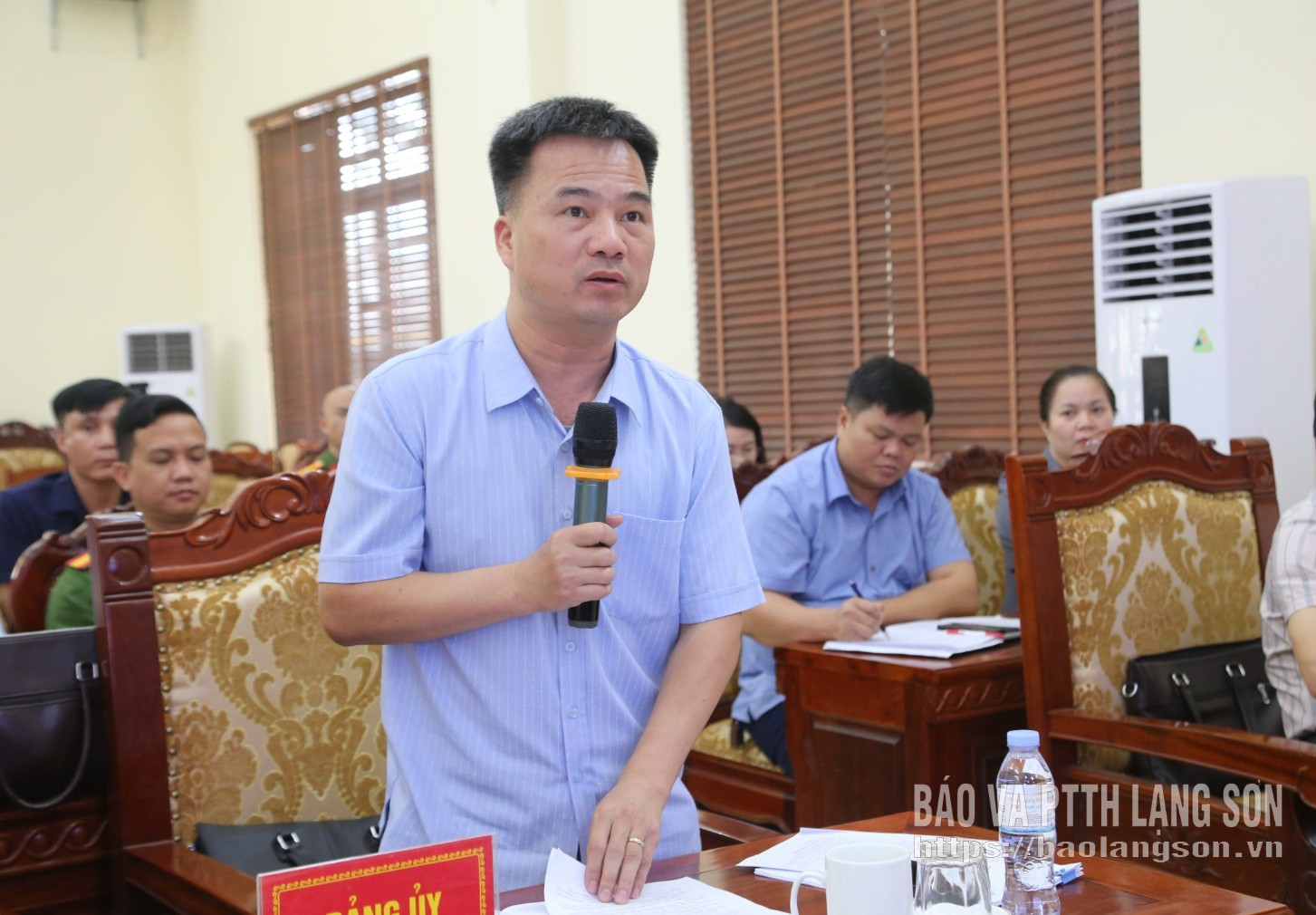 Lãnh đạo xã Châu Sơn báo cáo việc thực hiện phong trào trên địa bàn xã