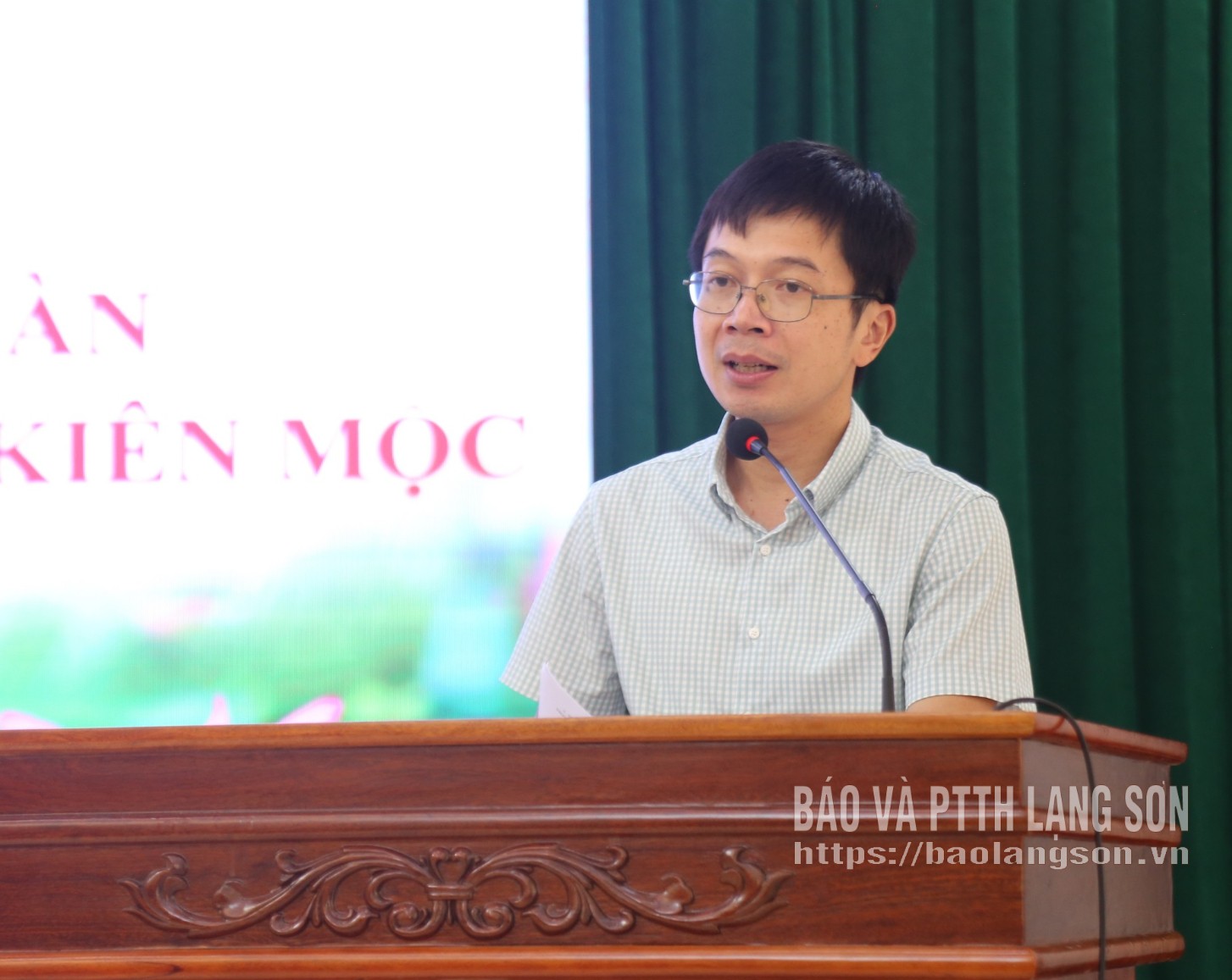 Thành viên đoàn kiểm tra trao đổi, thảo luận tại buổi kiểm tra