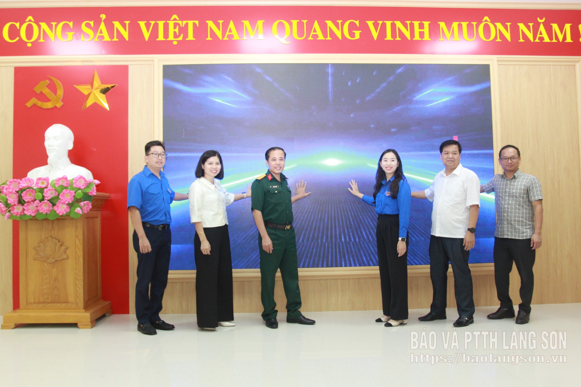 Lãnh đạo các đơn vị thực hiện nghi thức phát động Cuộc thi trực tuyến trên Internet “Tìm hiểu 80 năm truyền thống LLVT tỉnh Lạng Sơn